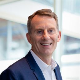 大阪世博会中国馆举行升旗仪式，五星红旗迎风飘扬！